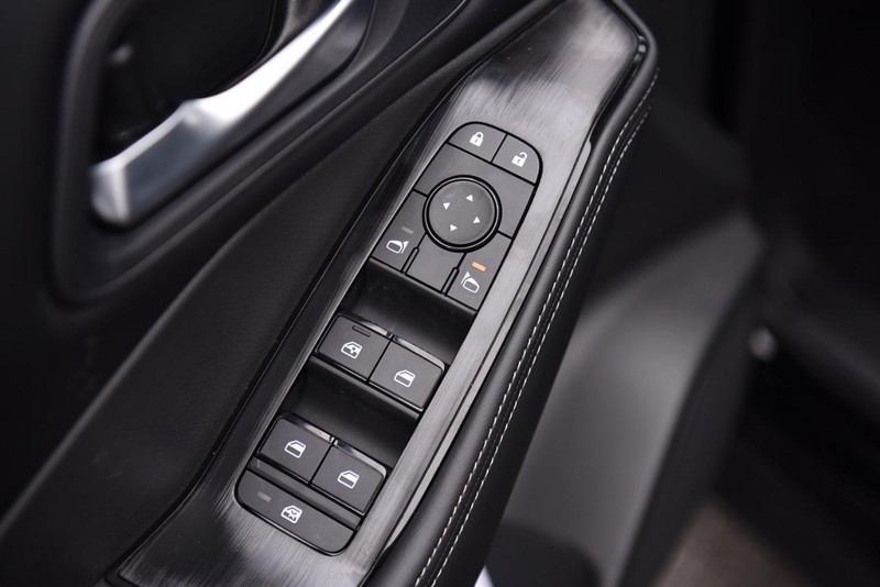 Nissan Rogue Vehicle Image 08