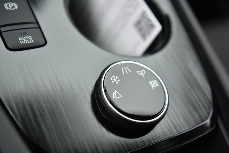 Nissan Rogue Vehicle Image 15