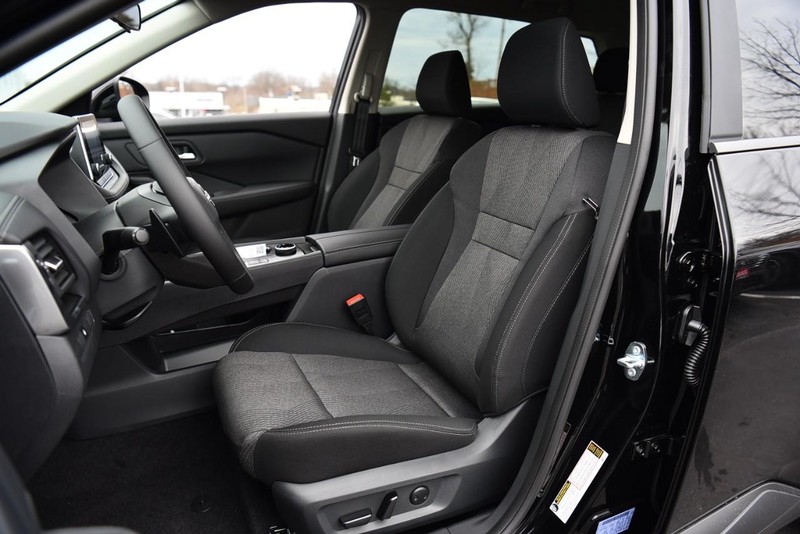 Nissan Rogue Vehicle Image 18