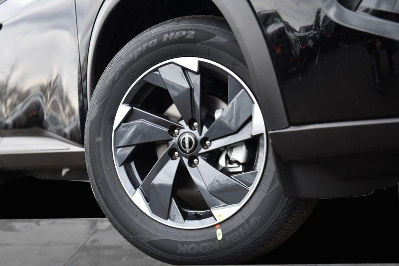 Nissan Rogue Vehicle Image 03