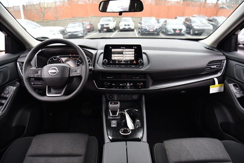 Nissan Rogue Vehicle Image 07