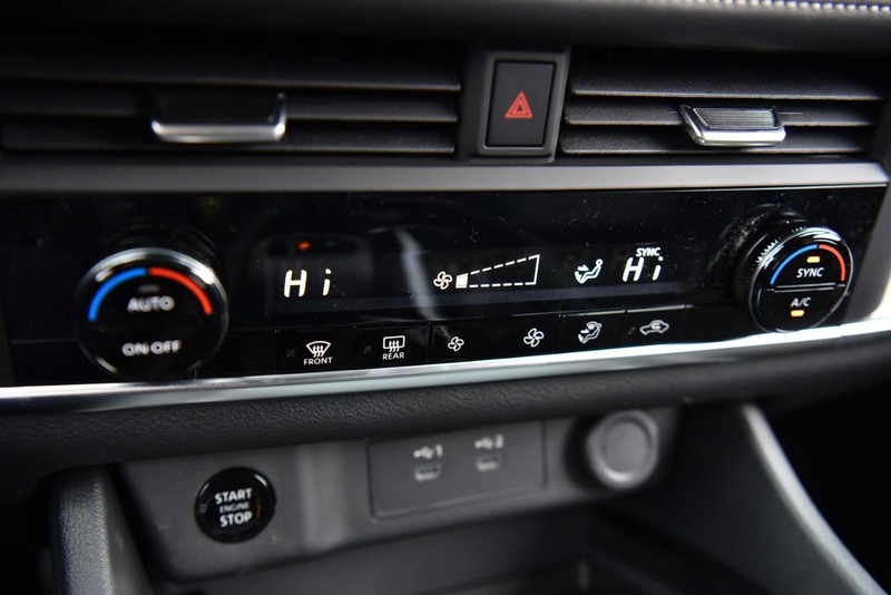 Nissan Rogue Vehicle Image 13
