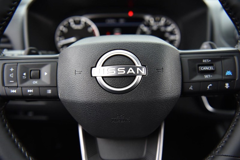 Nissan Rogue Vehicle Image 17