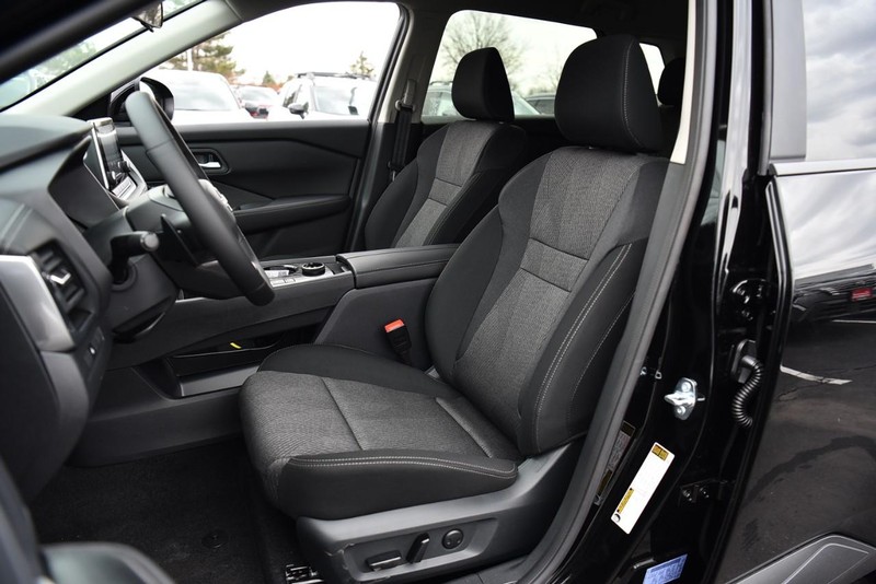 Nissan Rogue Vehicle Image 18