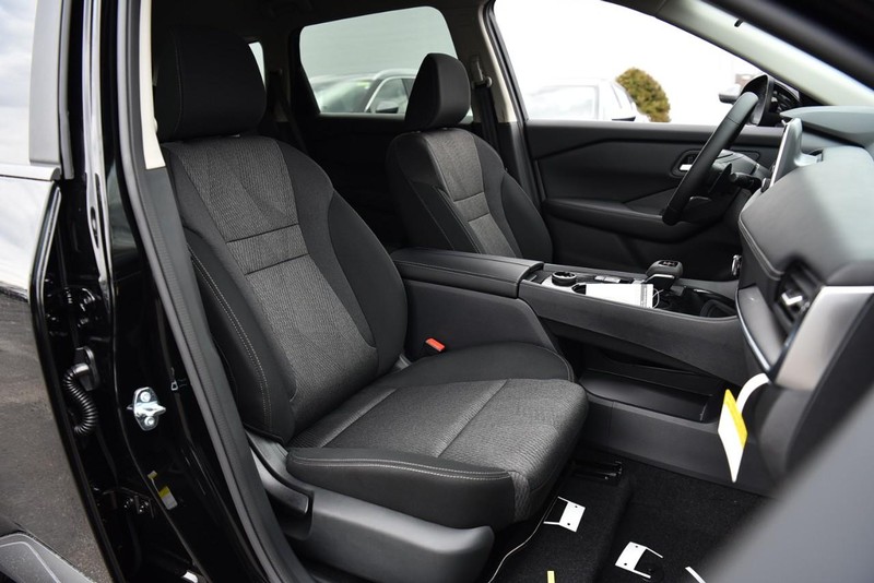 Nissan Rogue Vehicle Image 19
