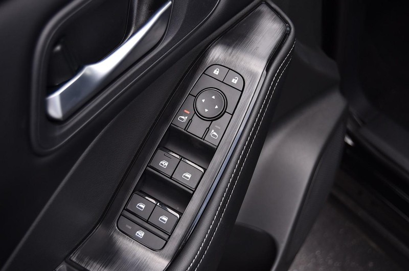 Nissan Rogue Vehicle Image 09