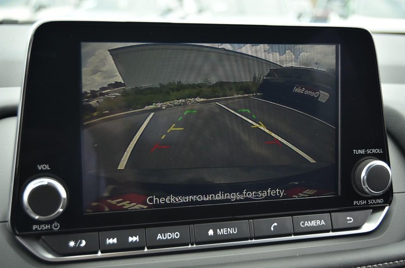 Nissan Rogue Vehicle Image 13