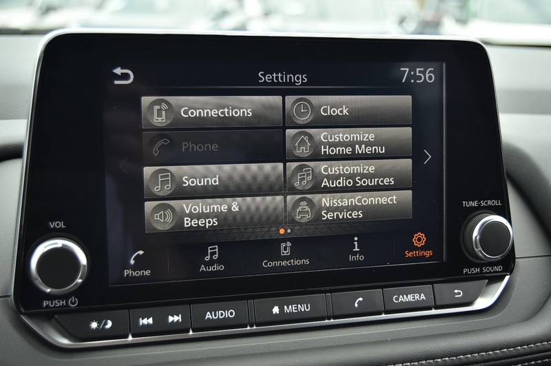 Nissan Rogue Vehicle Image 14