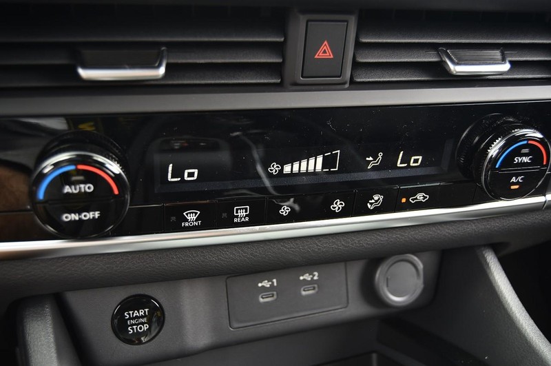 Nissan Rogue Vehicle Image 15