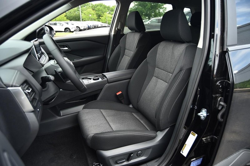 Nissan Rogue Vehicle Image 19
