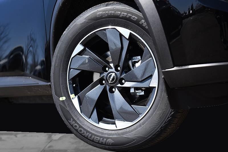 Nissan Rogue Vehicle Image 03