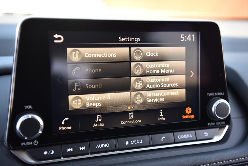 Nissan Rogue Vehicle Image 16
