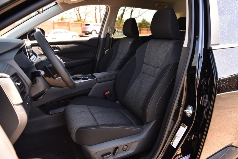 Nissan Rogue Vehicle Image 18
