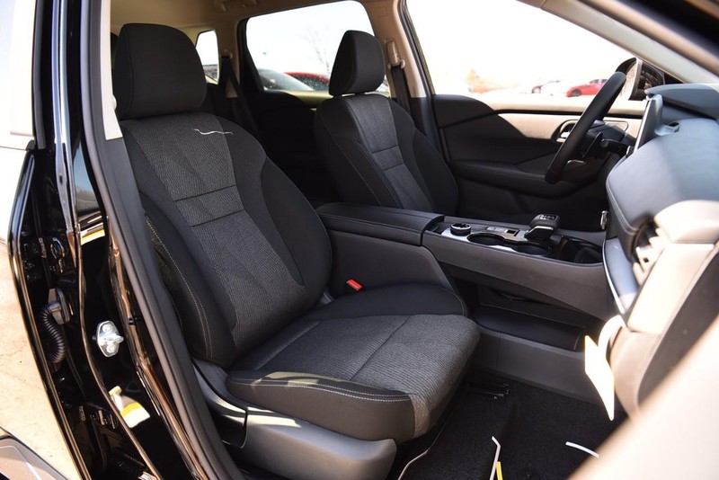 Nissan Rogue Vehicle Image 19