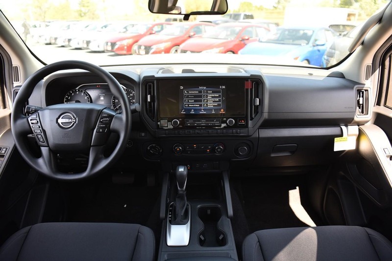 Nissan Frontier Vehicle Image 09
