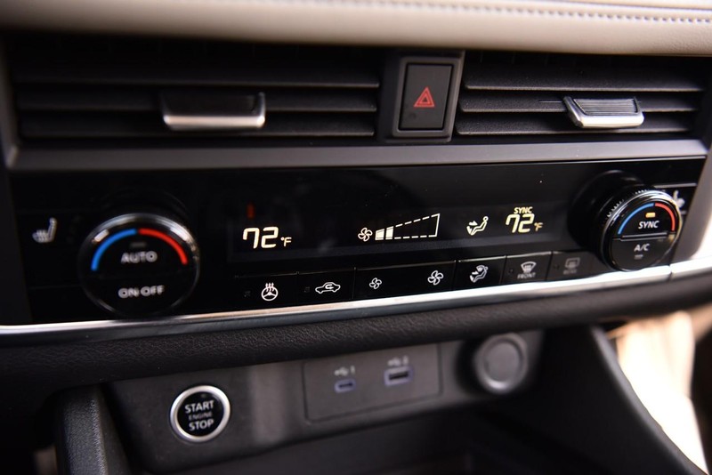 Nissan Rogue Vehicle Image 13