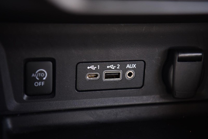 Nissan Sentra Vehicle Image 15
