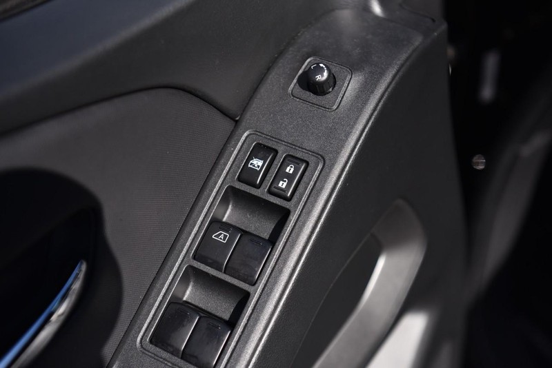 Nissan Frontier Vehicle Image 09