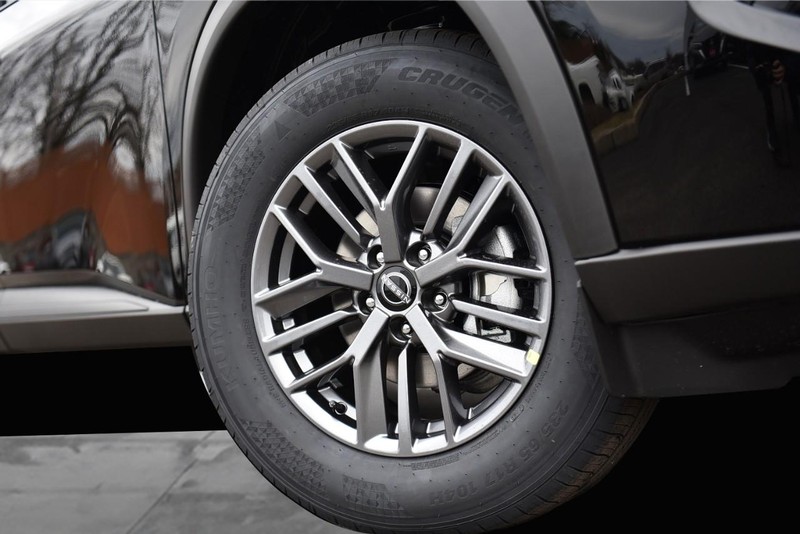 Nissan Rogue Vehicle Image 03