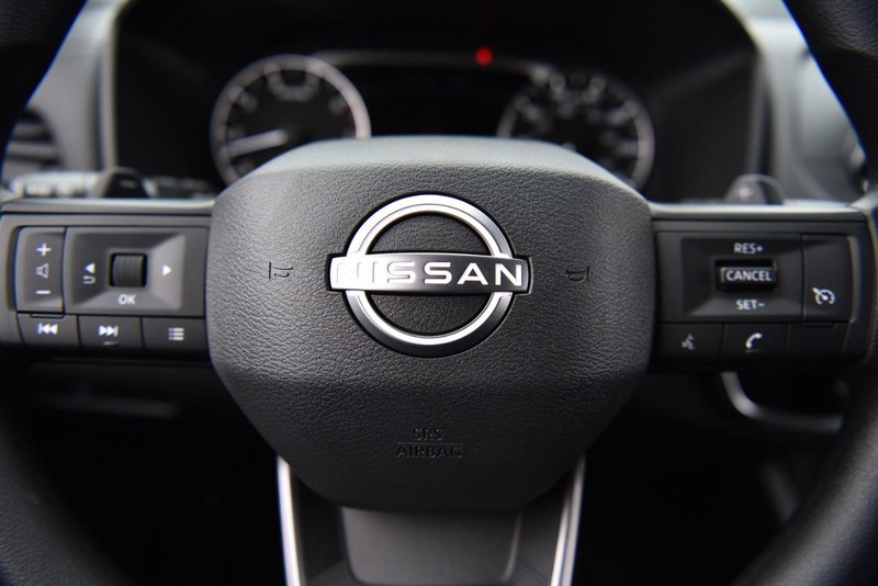 Nissan Rogue Vehicle Image 17