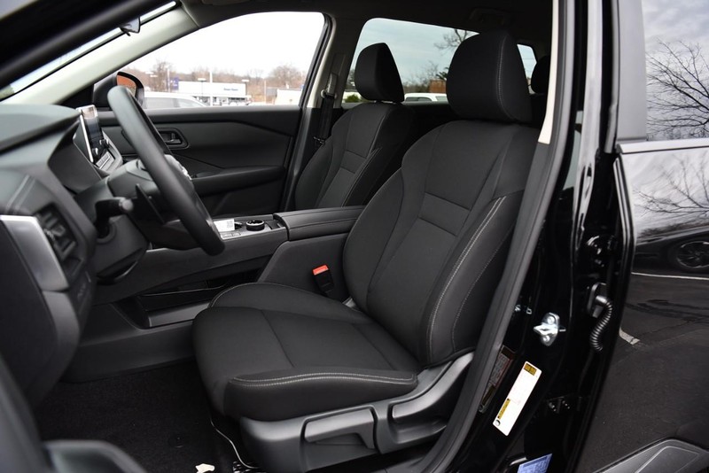Nissan Rogue Vehicle Image 18