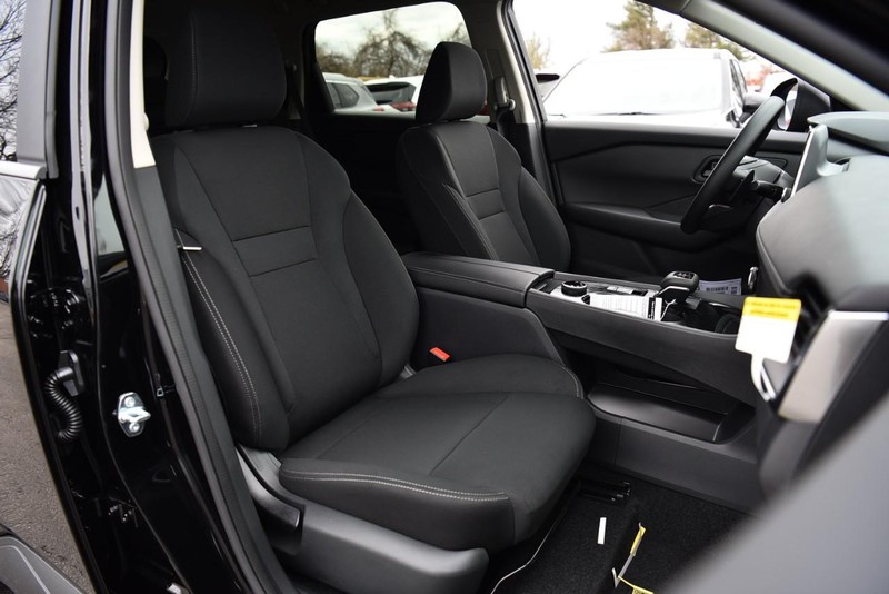 Nissan Rogue Vehicle Image 19