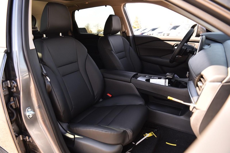 Nissan Rogue Vehicle Image 19