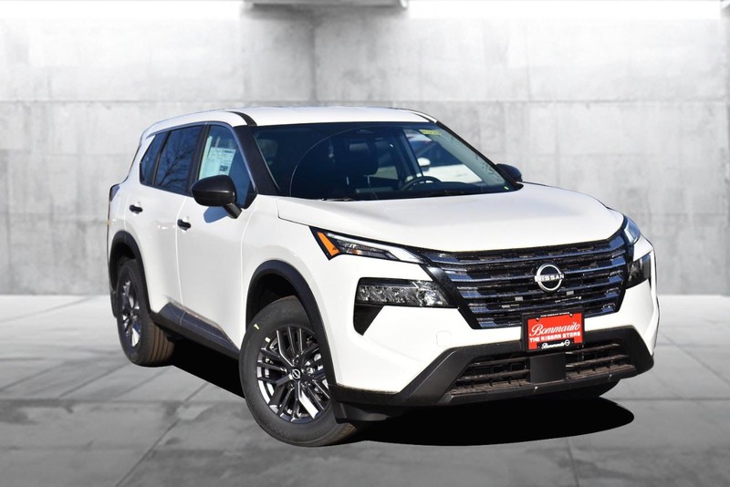 Nissan Rogue Vehicle Image 02