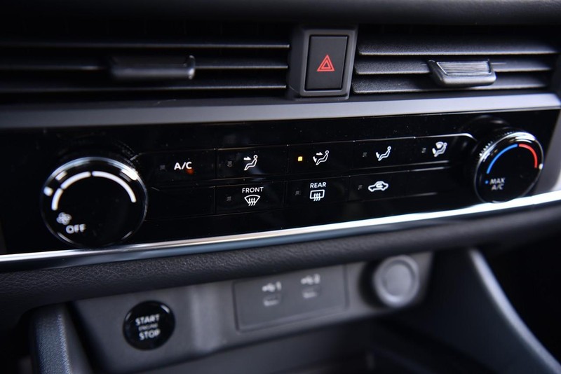 Nissan Rogue Vehicle Image 13
