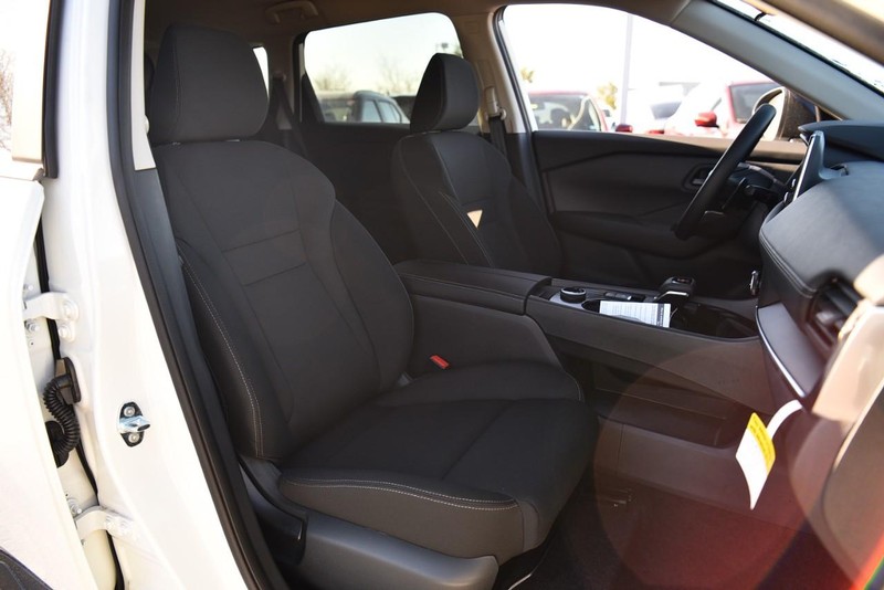 Nissan Rogue Vehicle Image 19