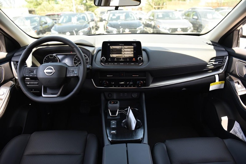 Nissan Rogue Vehicle Image 08