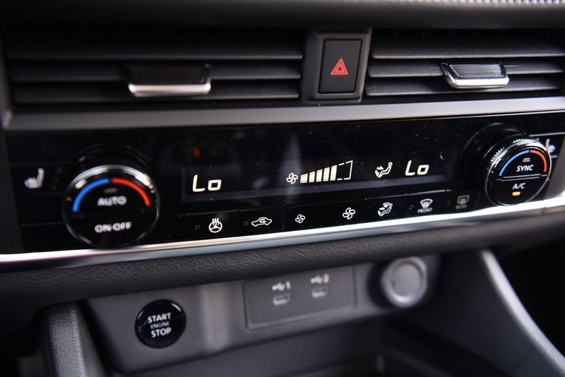 Nissan Rogue Vehicle Image 15