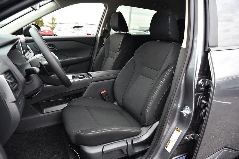 Nissan Rogue Vehicle Image 18