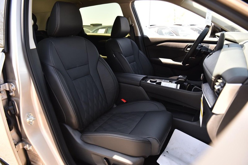 Nissan Rogue Vehicle Image 21