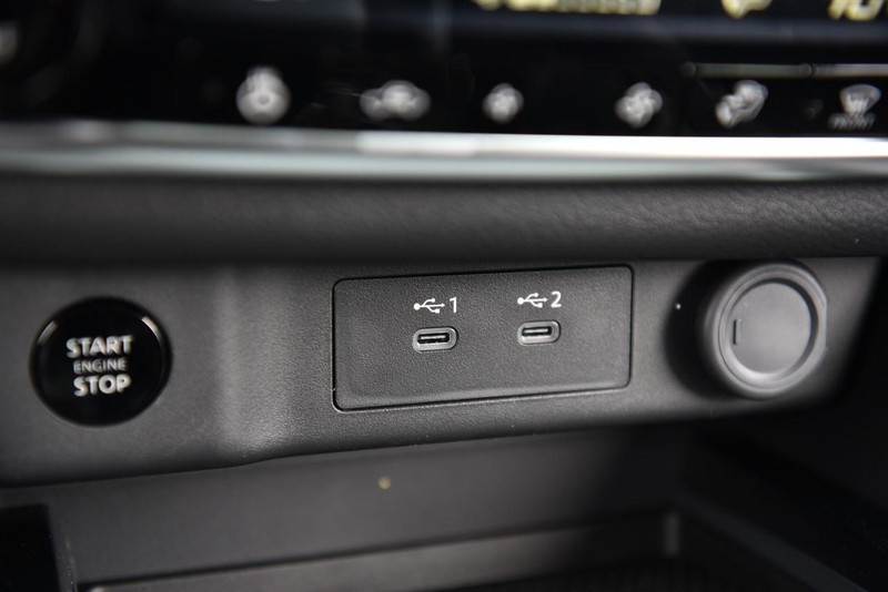 Nissan Rogue Vehicle Image 14
