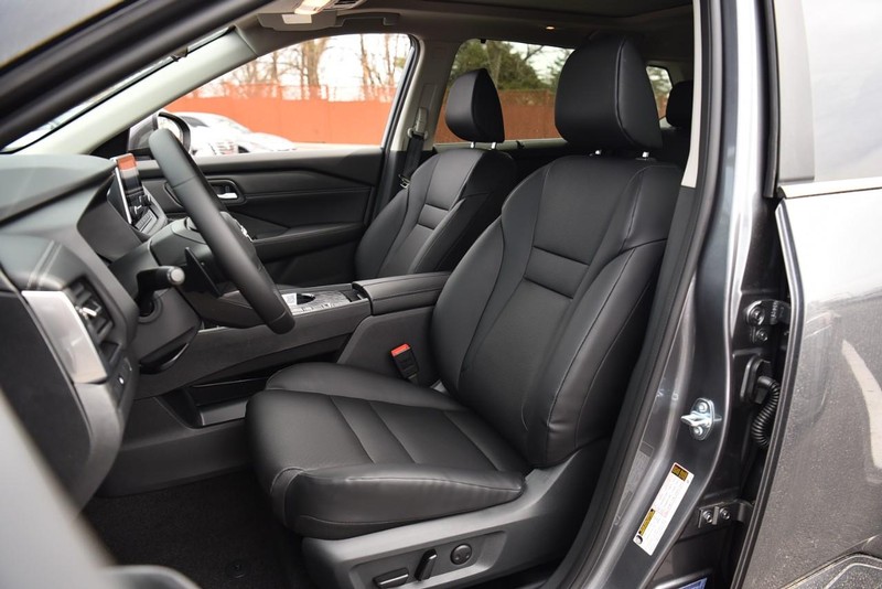 Nissan Rogue Vehicle Image 18