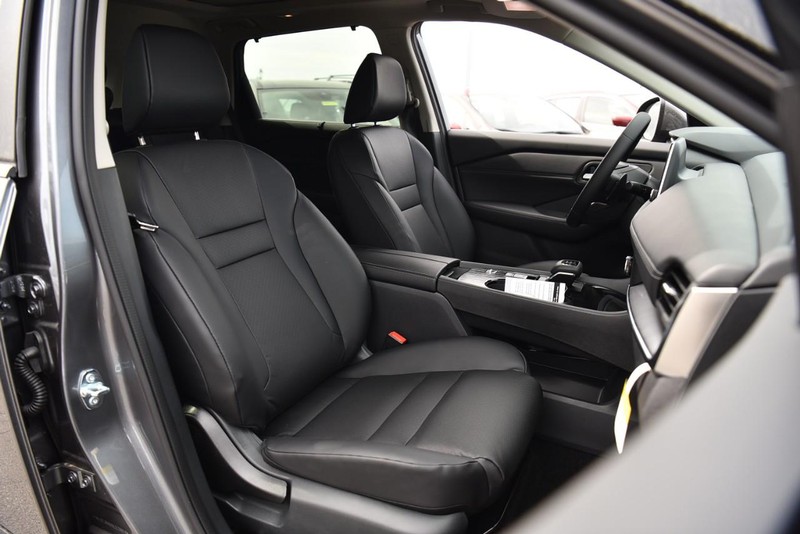 Nissan Rogue Vehicle Image 19