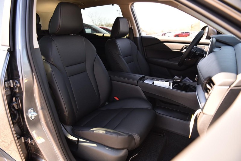 Nissan Rogue Vehicle Image 19