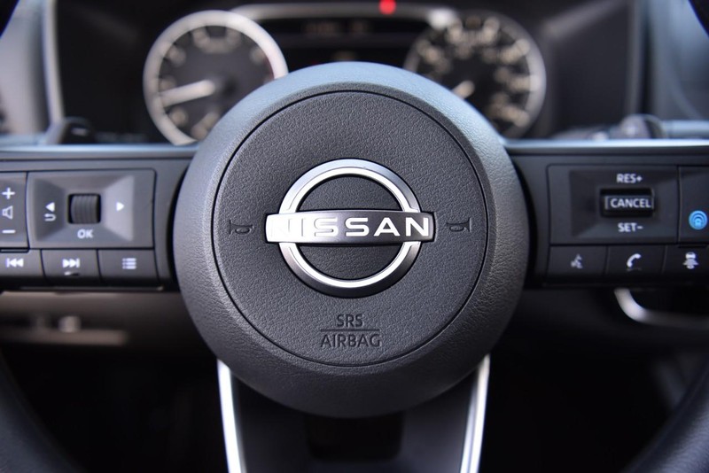 Nissan Rogue Vehicle Image 17