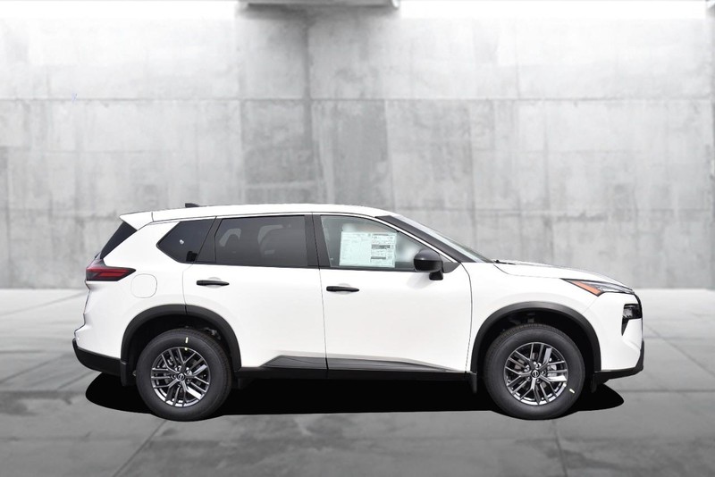 Nissan Rogue Vehicle Image 05