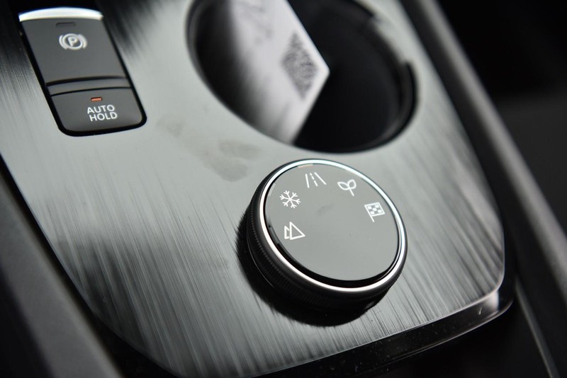 Nissan Rogue Vehicle Image 15