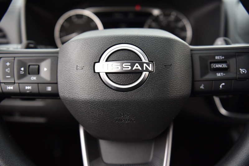 Nissan Rogue Vehicle Image 17