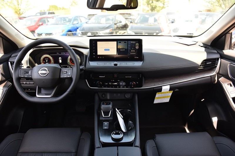 Nissan Rogue Vehicle Image 08