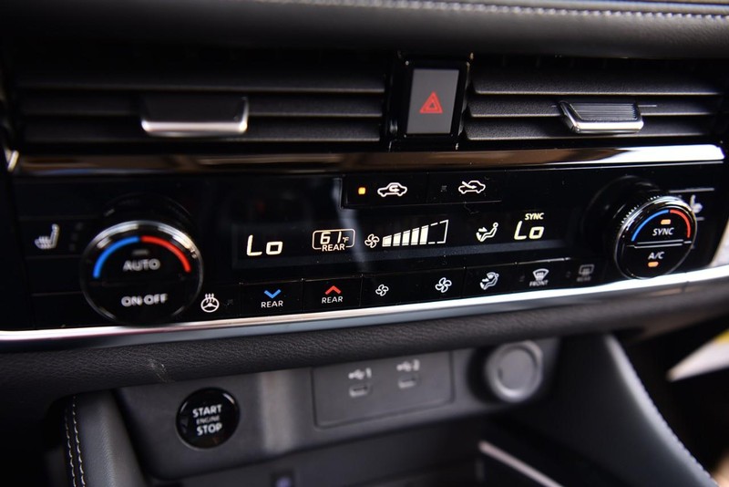 Nissan Rogue Vehicle Image 16