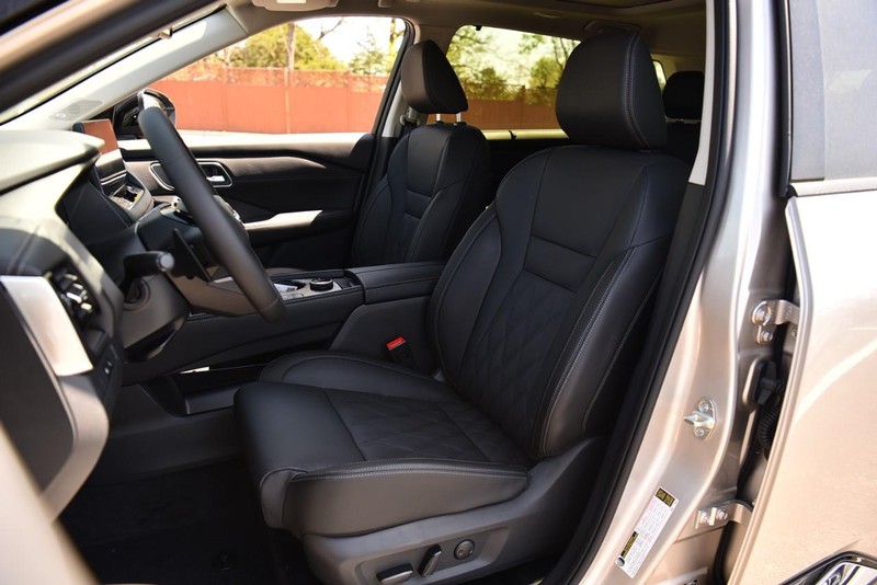 Nissan Rogue Vehicle Image 21