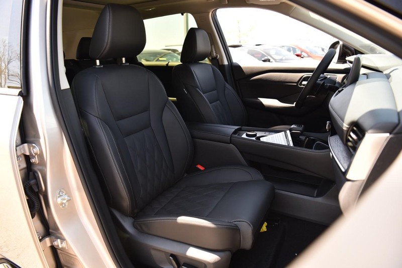 Nissan Rogue Vehicle Image 22