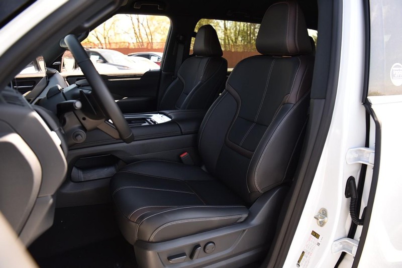 Nissan Armada Vehicle Image 25