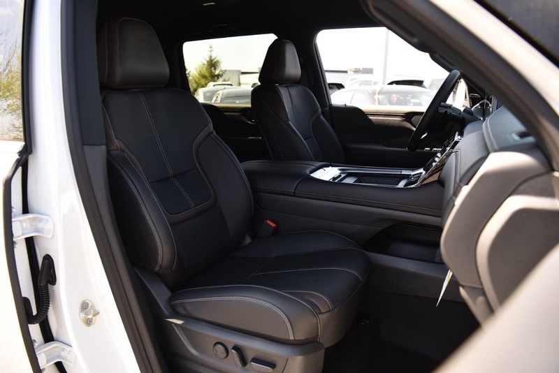 Nissan Armada Vehicle Image 26