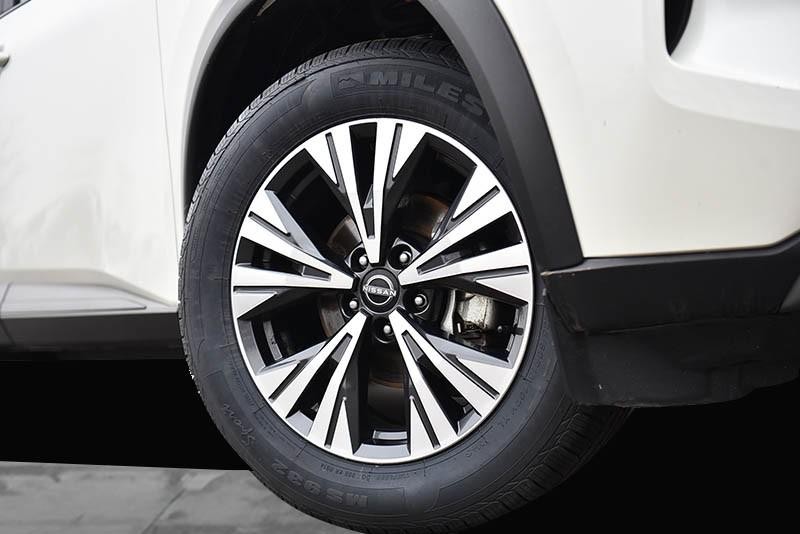 Nissan Rogue Vehicle Image 03