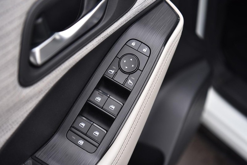 Nissan Rogue Vehicle Image 08